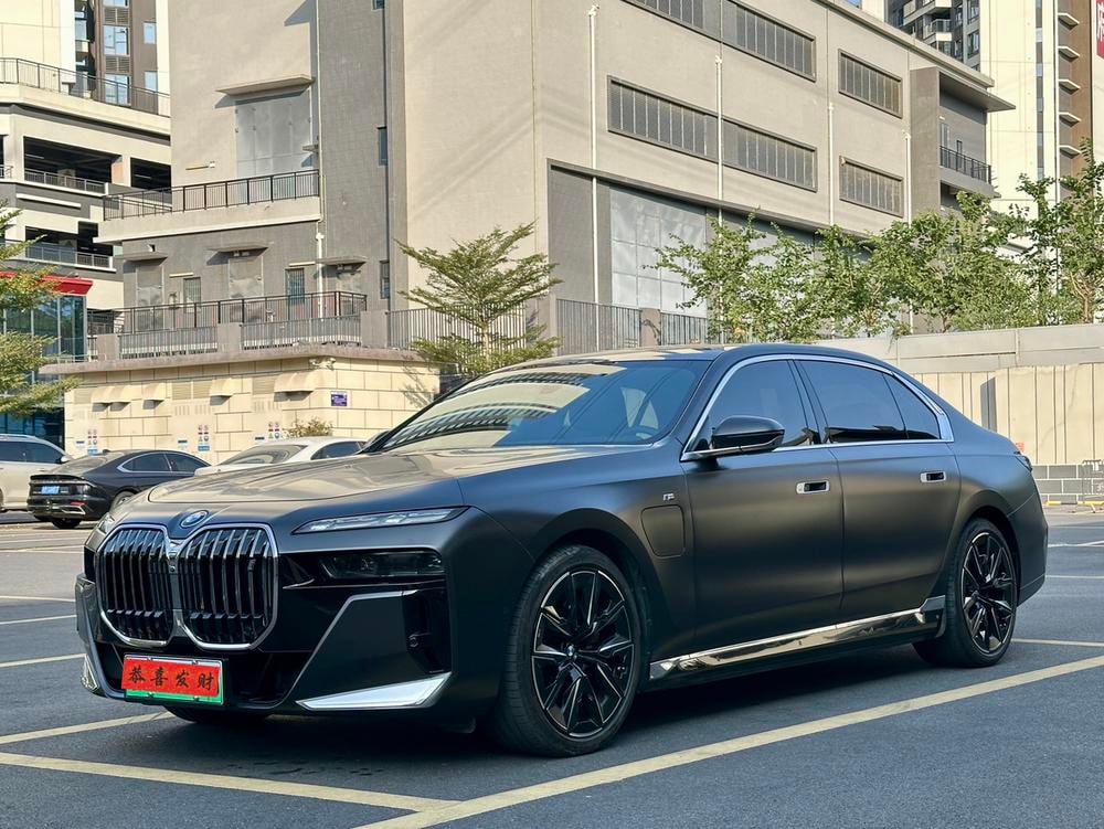 BMW i7 2023 — фото автомобиля