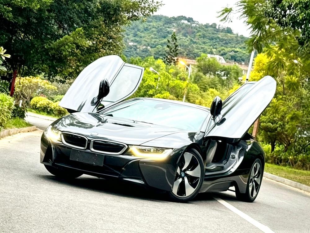 BMW i8 2014 — фото автомобиля