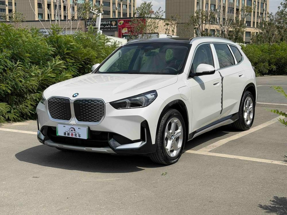 BMW iX1 2026 — фото автомобиля