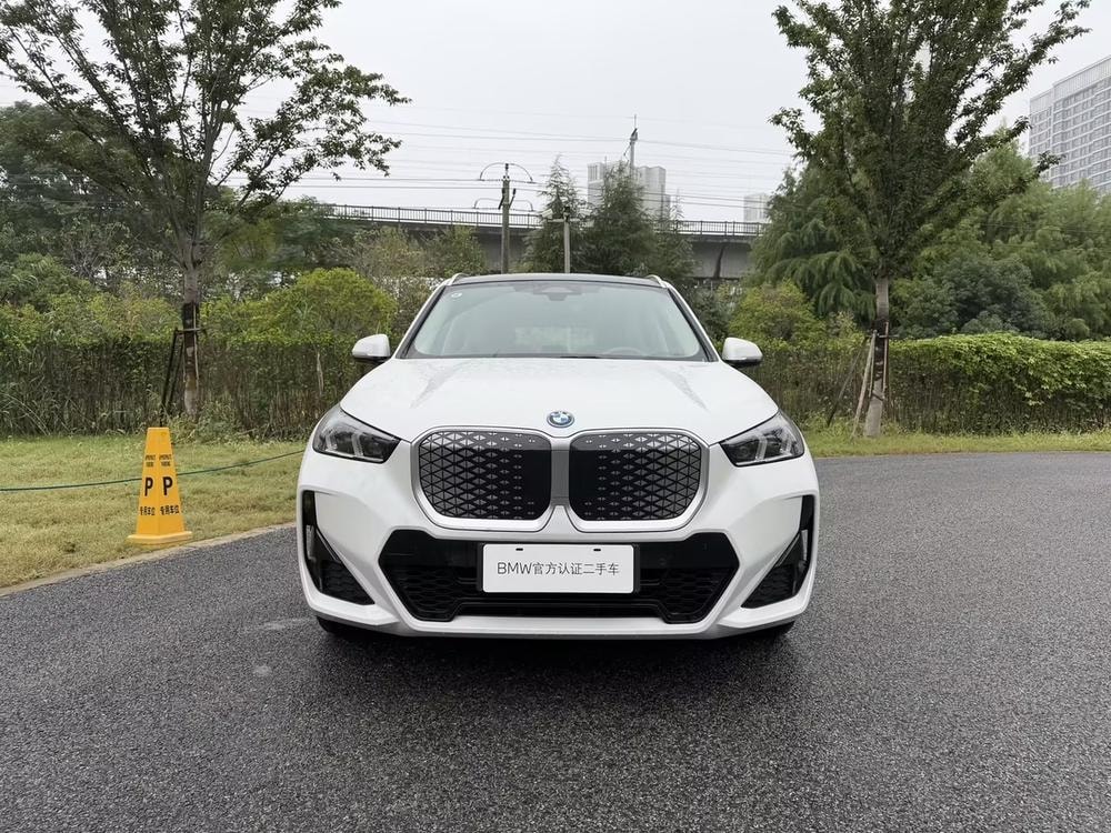 BMW iX1 2026 — фото автомобиля