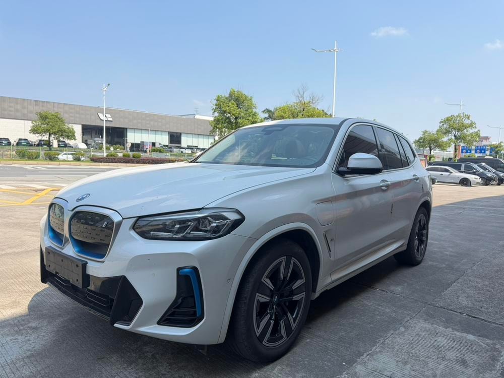 BMW iX3 2021 — фото автомобиля