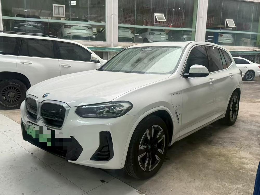 BMW iX3 2023 — фото автомобиля