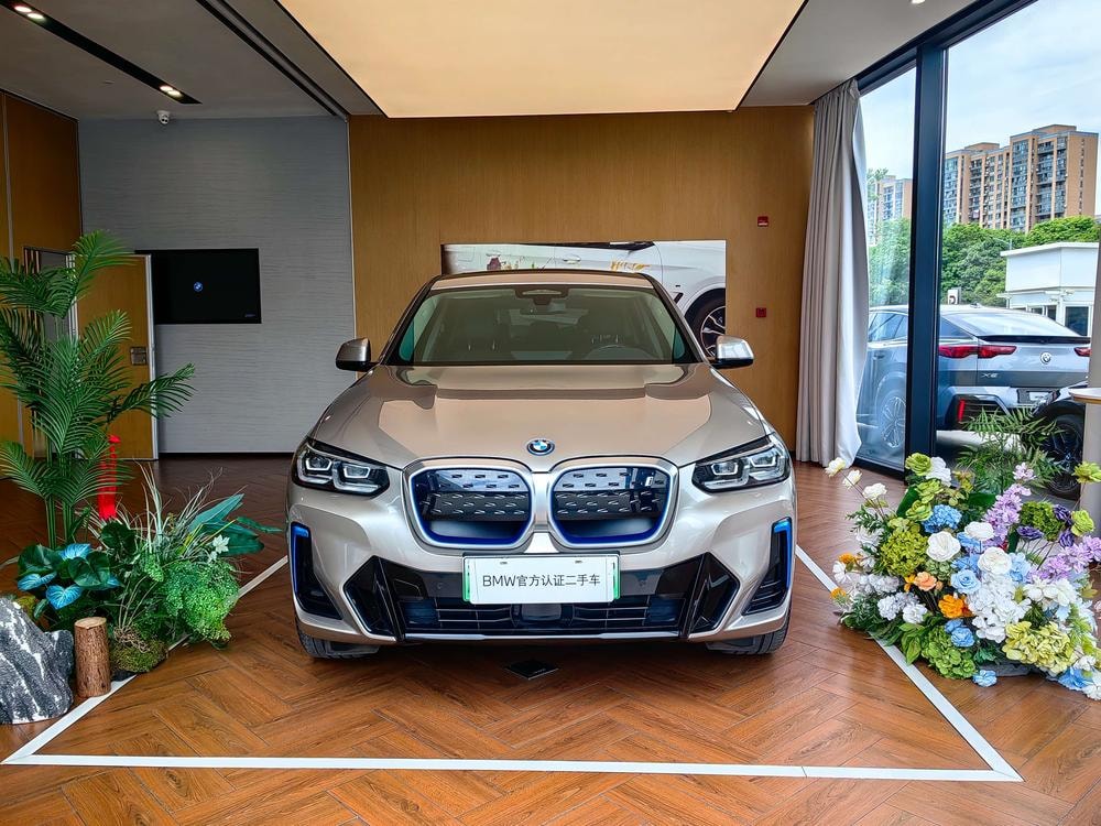 BMW iX3 2022 — фото автомобиля