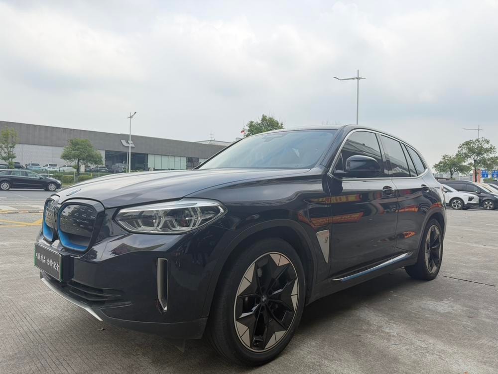 BMW iX3 2021 — фото автомобиля