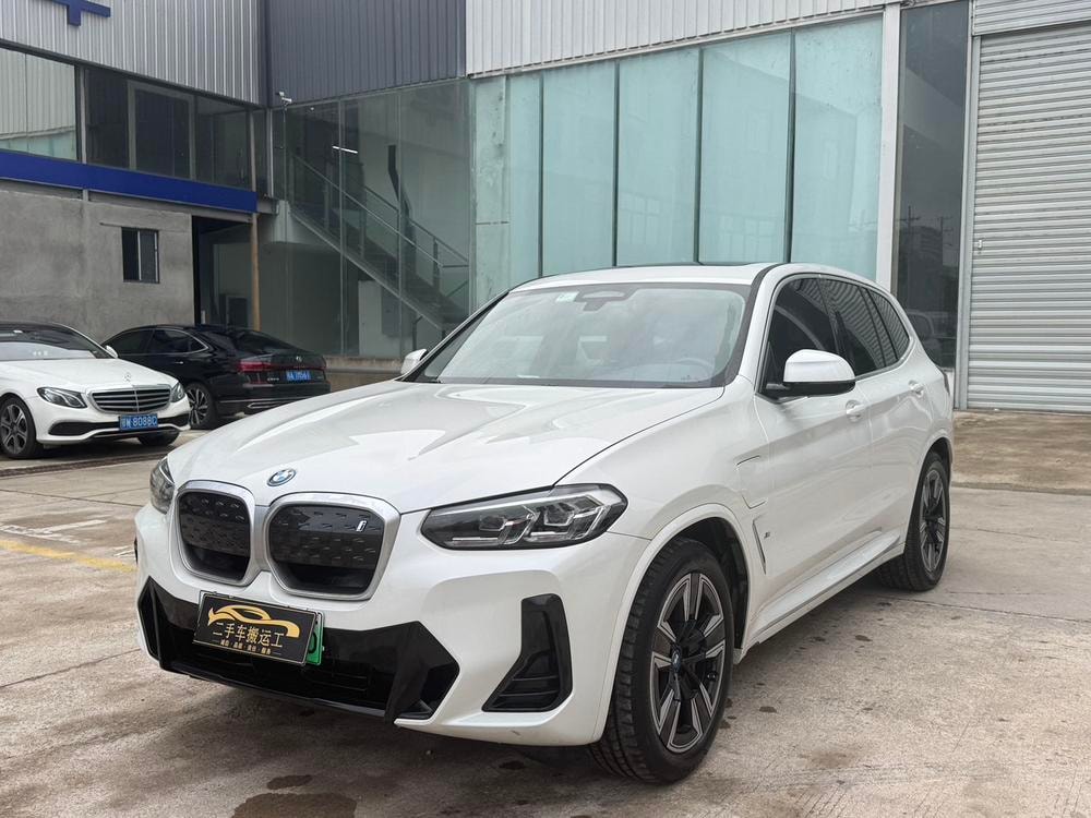 BMW iX3 2023 — фото автомобиля 1