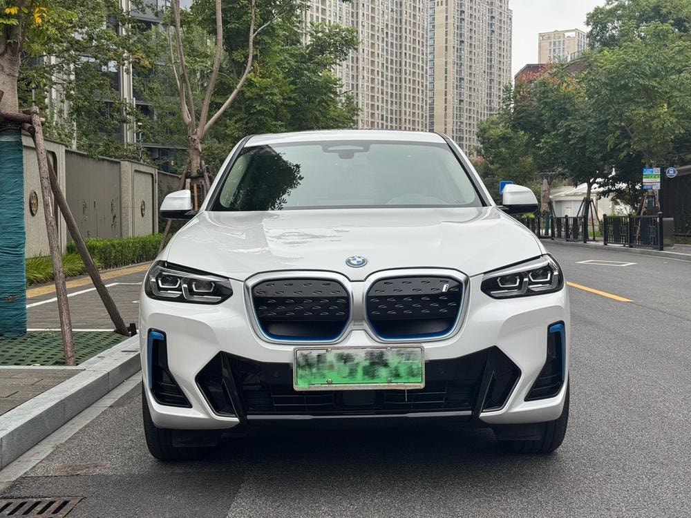 BMW iX3 2022 — фото автомобиля 1