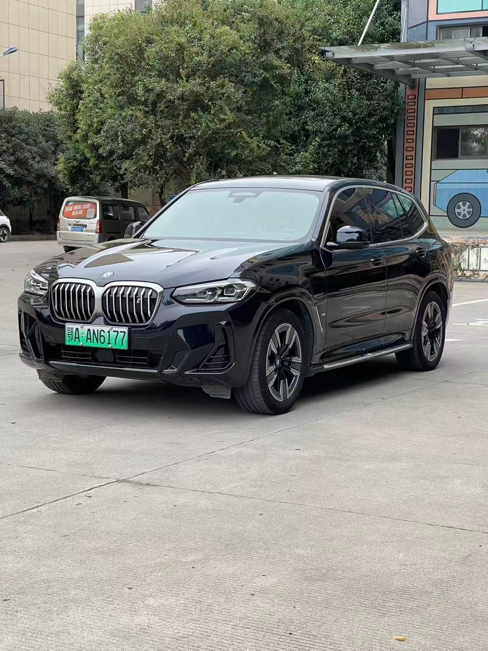 BMW iX3 2023 — фото автомобиля