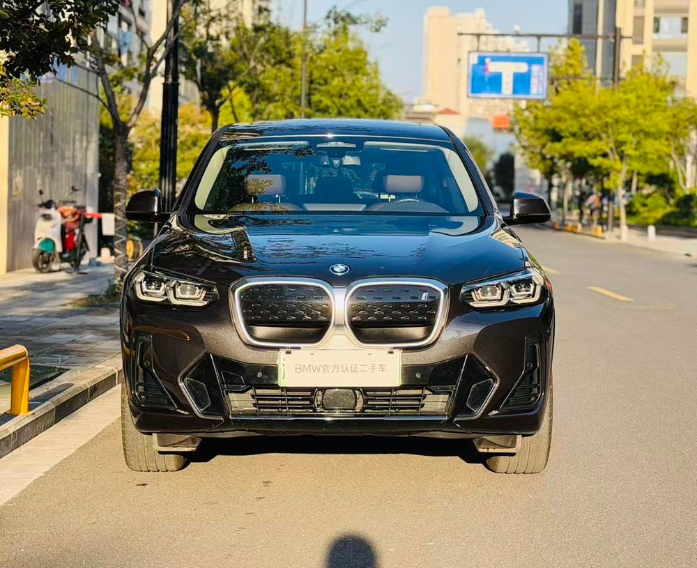 BMW iX3 2022 — фото автомобиля