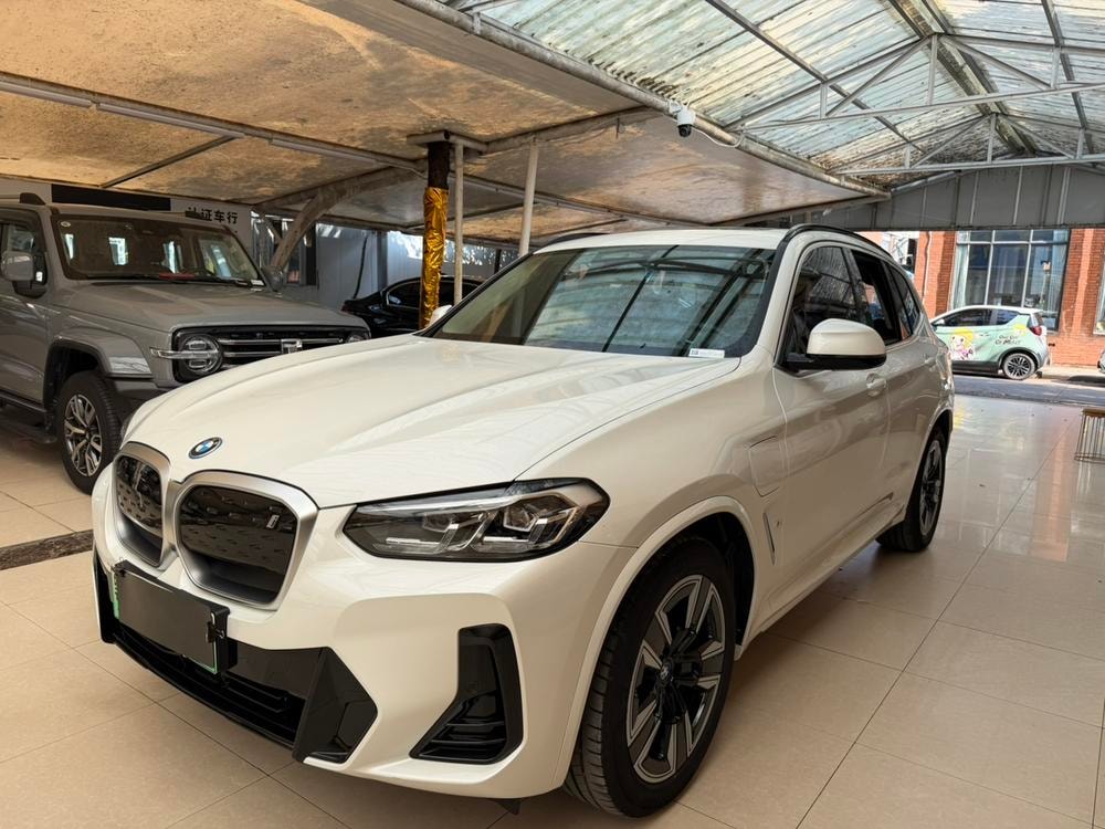 BMW iX3 2023 — фото автомобиля 1