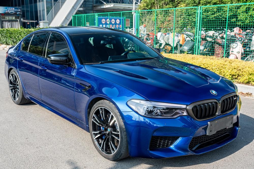 BMW M5 2018 — фото автомобиля