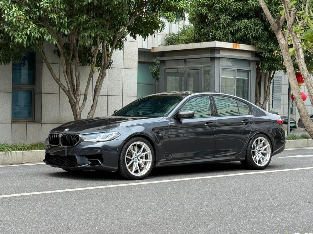 BMW M5 2018 — фото автомобиля