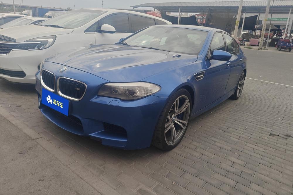 BMW M5 2012 — фото автомобиля 1