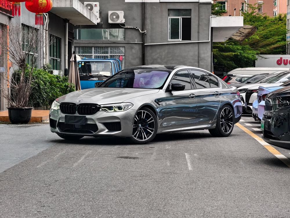 BMW M5 2019 — фото автомобиля