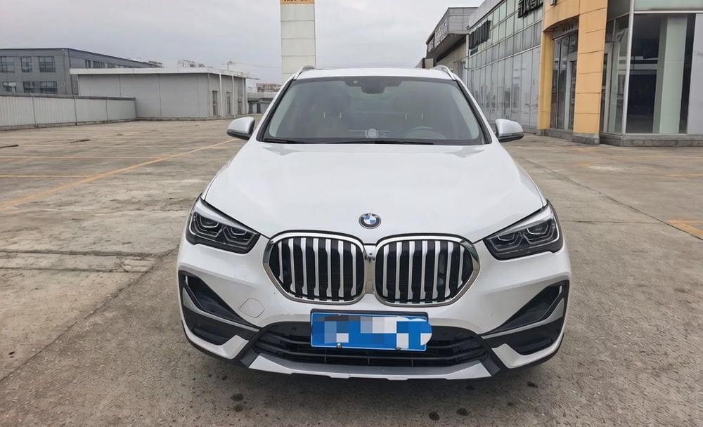 BMW X1 2022 — фото автомобиля