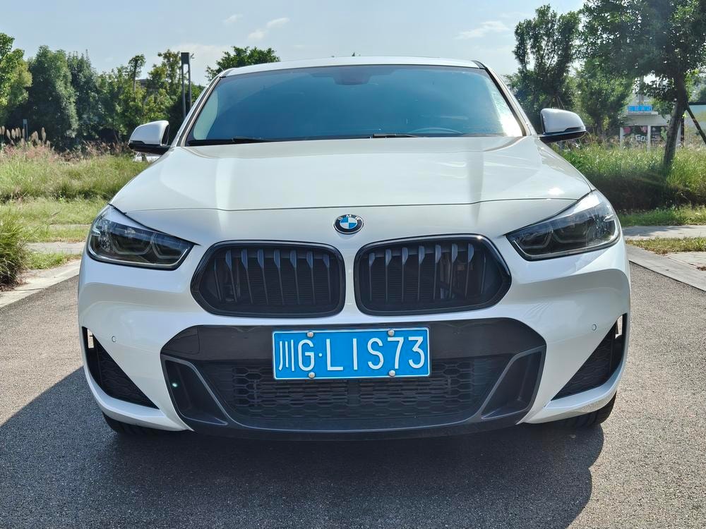 BMW X2 2021 — фото автомобиля 1