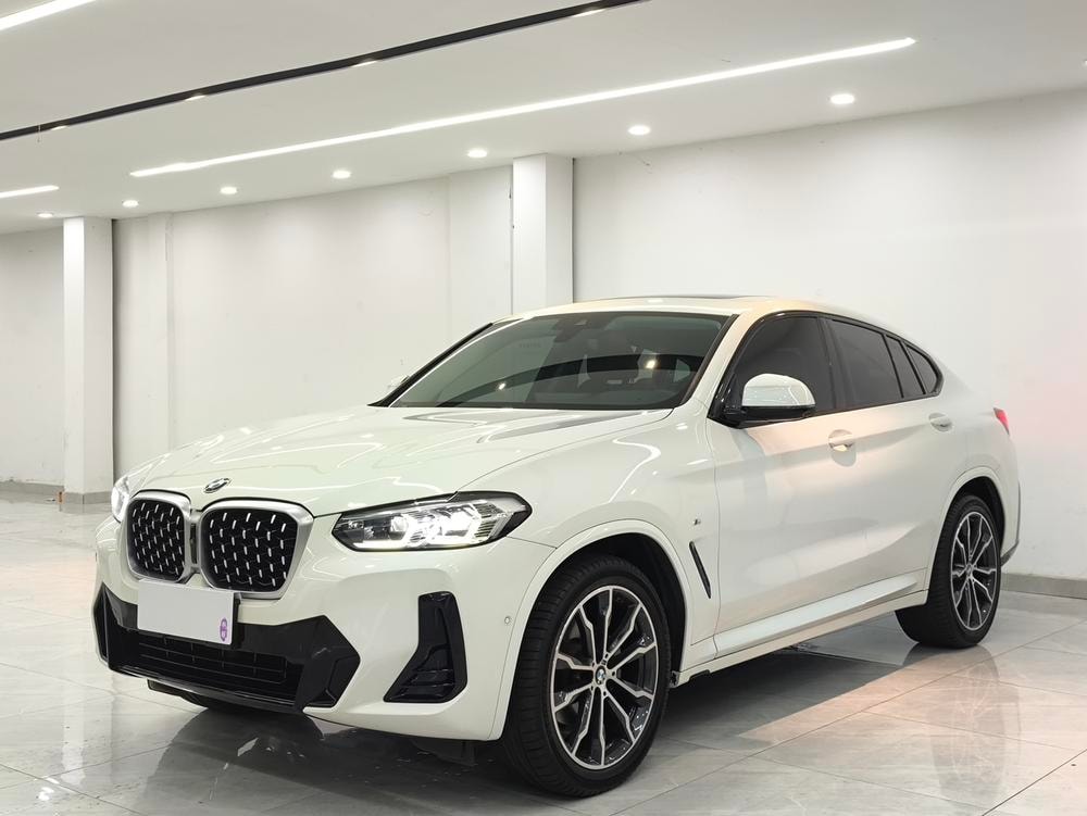 BMW X4 2022 — фото автомобиля 1