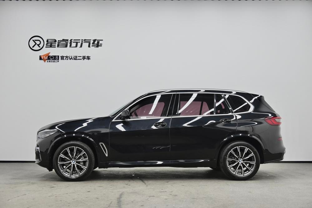 BMW X5 2022 — фото автомобиля