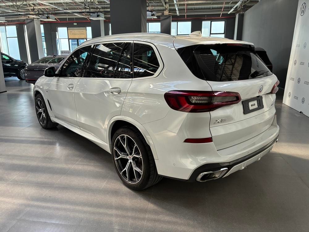 BMW X5 2022 — фото автомобиля