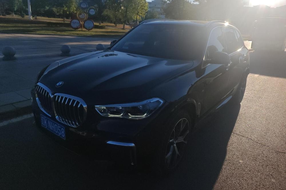 BMW X5 2022 — фото автомобиля