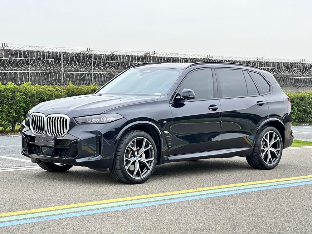 BMW X5 2025 — фото автомобиля