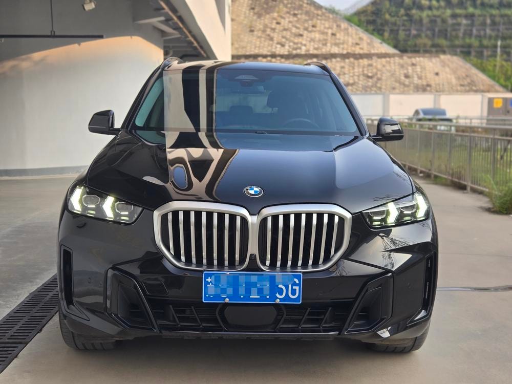 BMW X5 2023 — фото автомобиля
