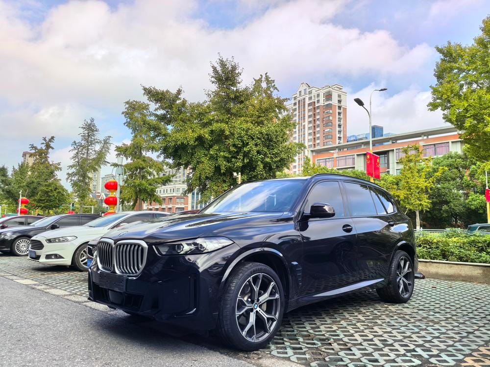 BMW X5 2023 — фото автомобиля