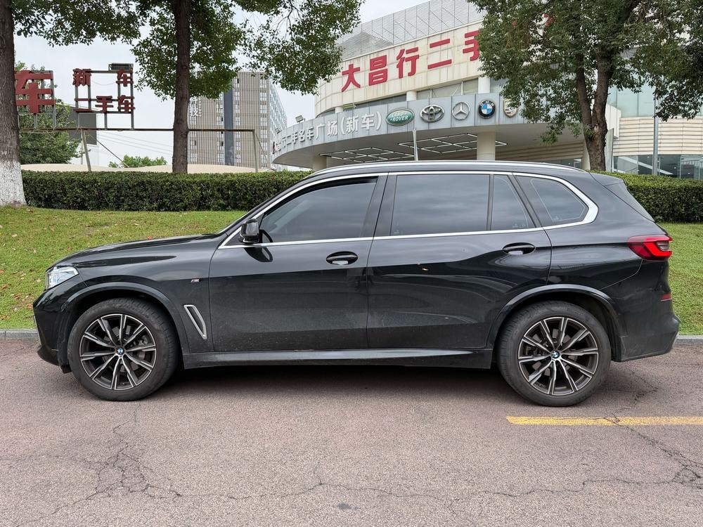 BMW X5 2022 — фото автомобиля