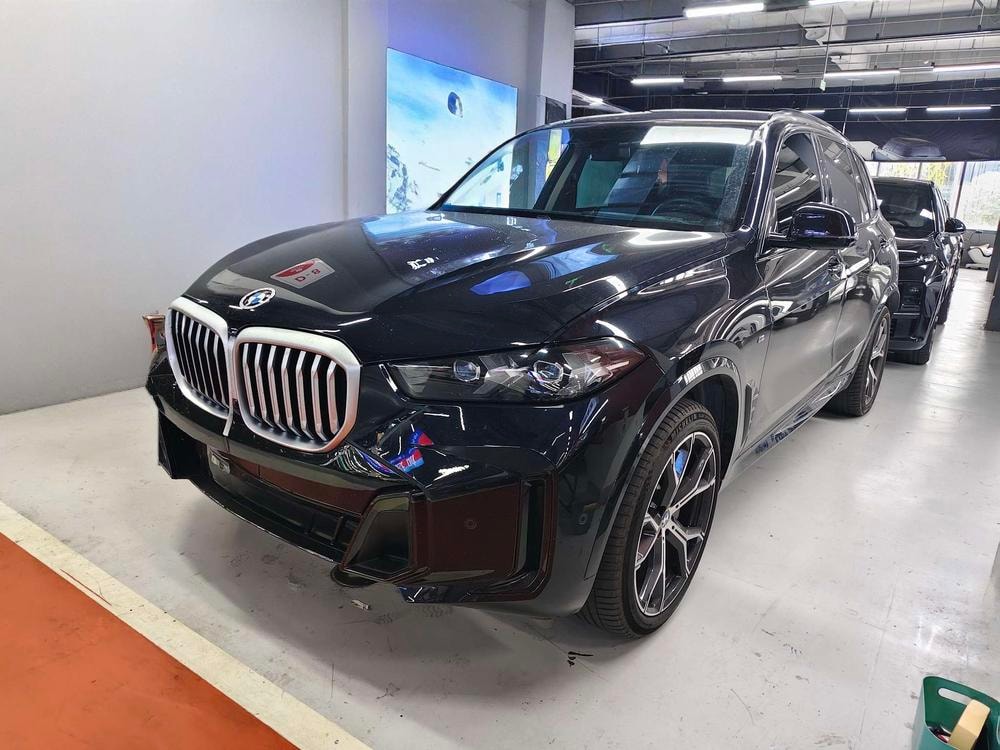 BMW X5 2023 — фото автомобиля 1