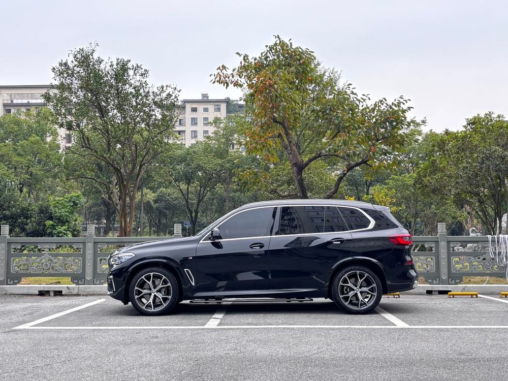 BMW X5 2022 — фото автомобиля
