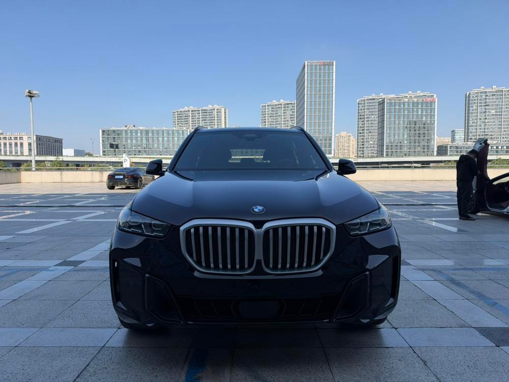 BMW X5 2025 — фото автомобиля 1