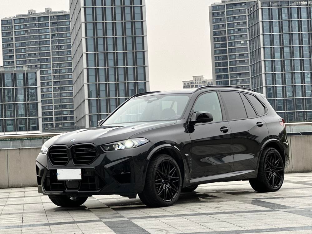 BMW X5 M 2025 — фото автомобиля 1