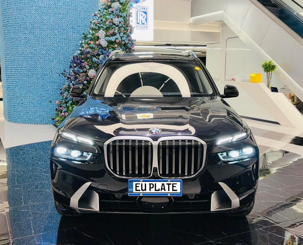 BMW X7 2023 — фото автомобиля