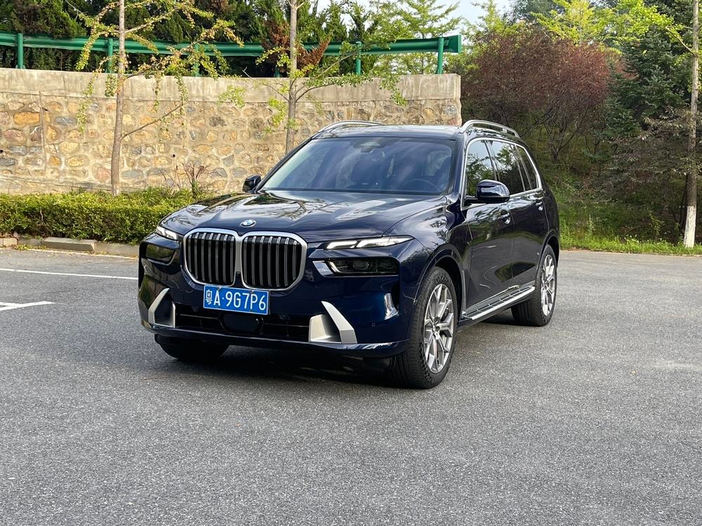 BMW X7 2023 — фото автомобиля