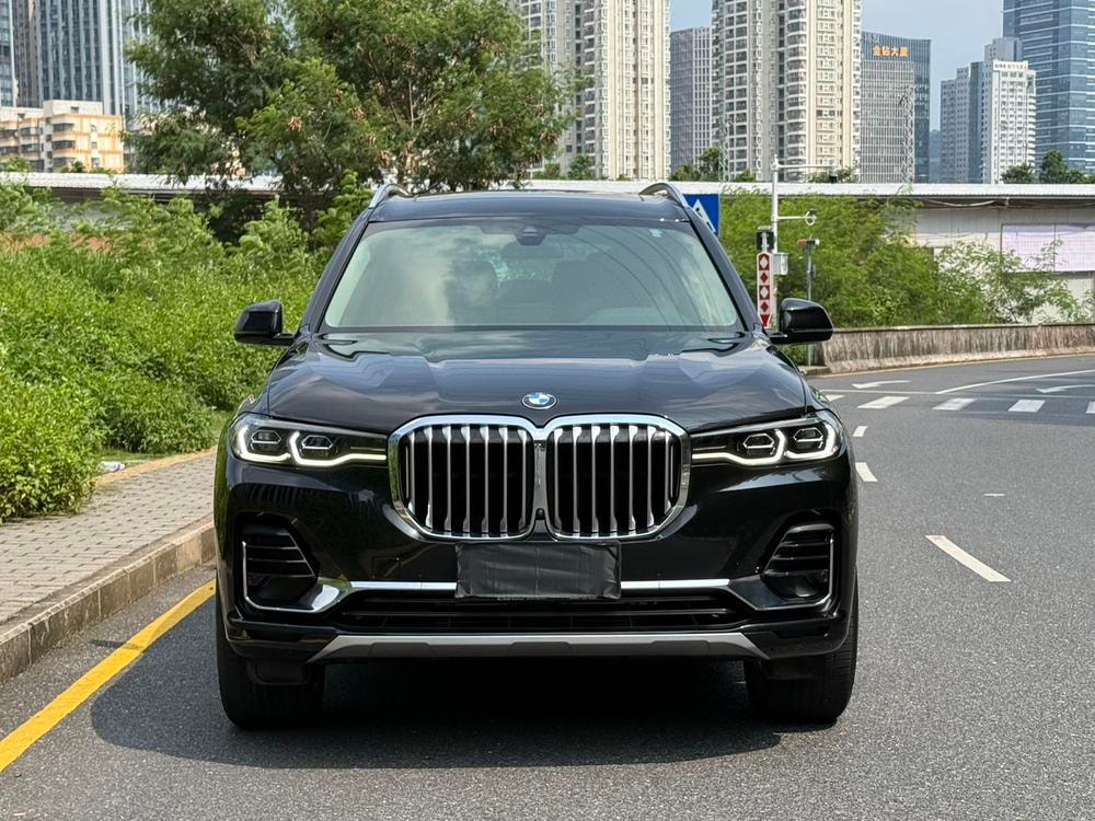 BMW X7 2020 — фото автомобиля