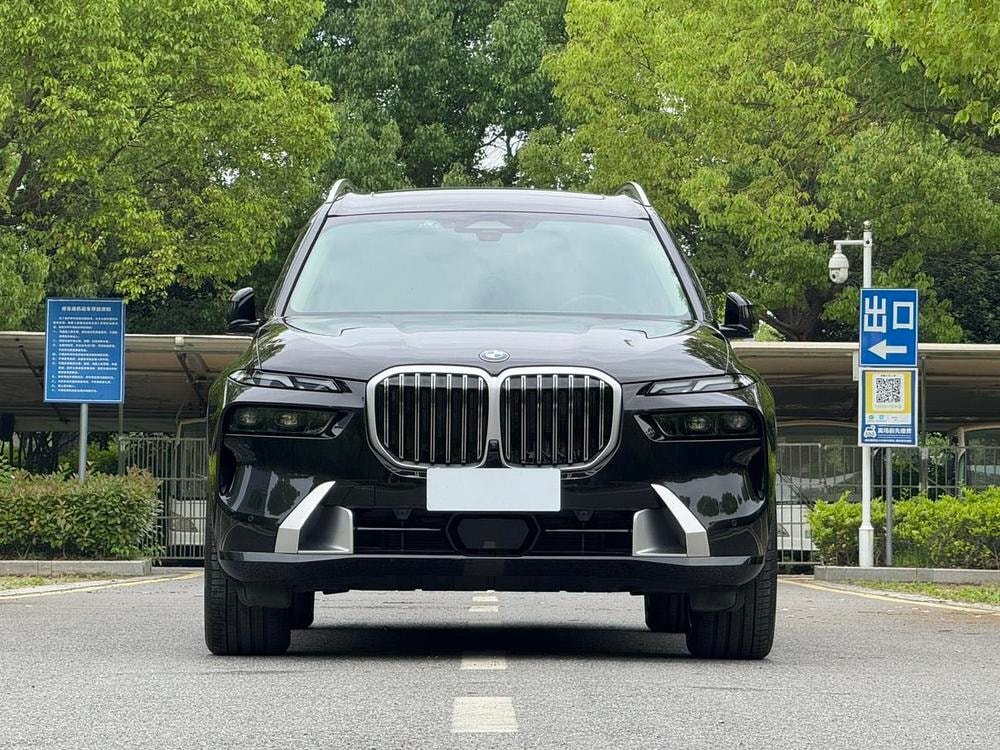 BMW X7 2023 — фото автомобиля 1