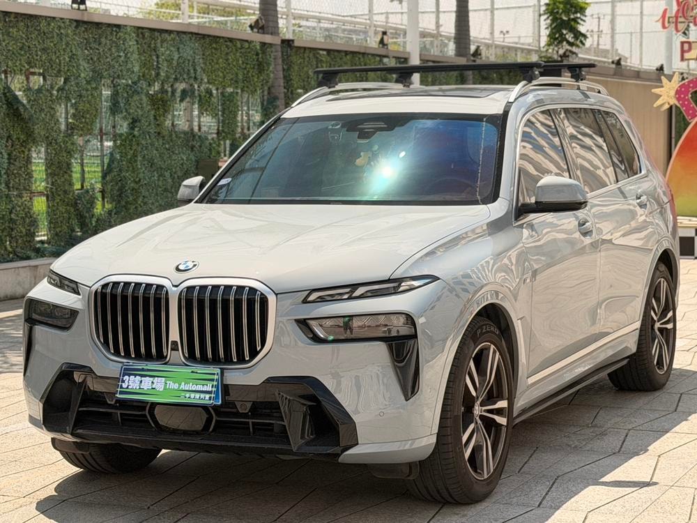 BMW X7 2023 — фото автомобиля