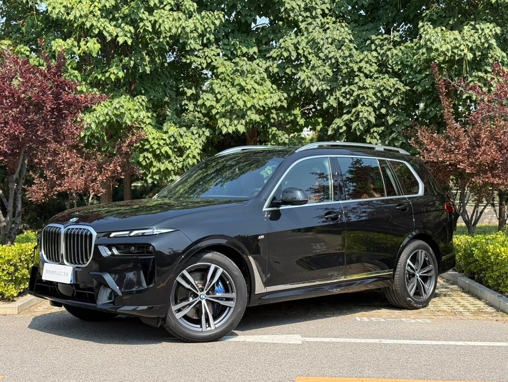 BMW X7 2023 — фото автомобиля