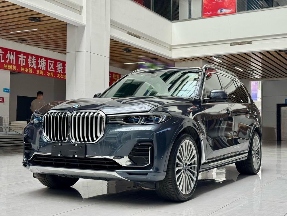 BMW X7 2021 — фото автомобиля