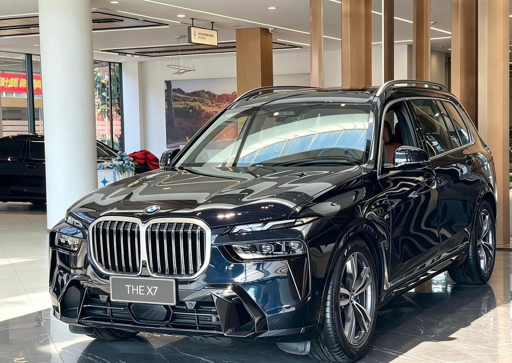 BMW X7 2026 — фото автомобиля