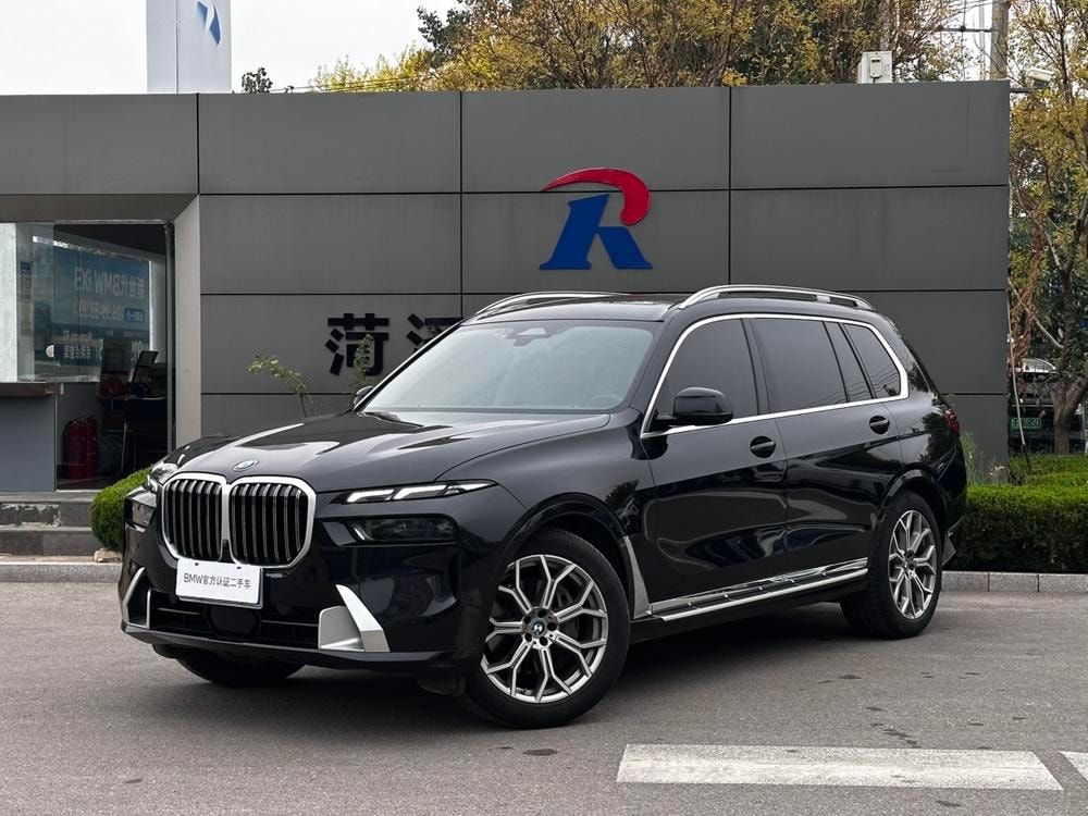BMW X7 2024 — фото автомобиля