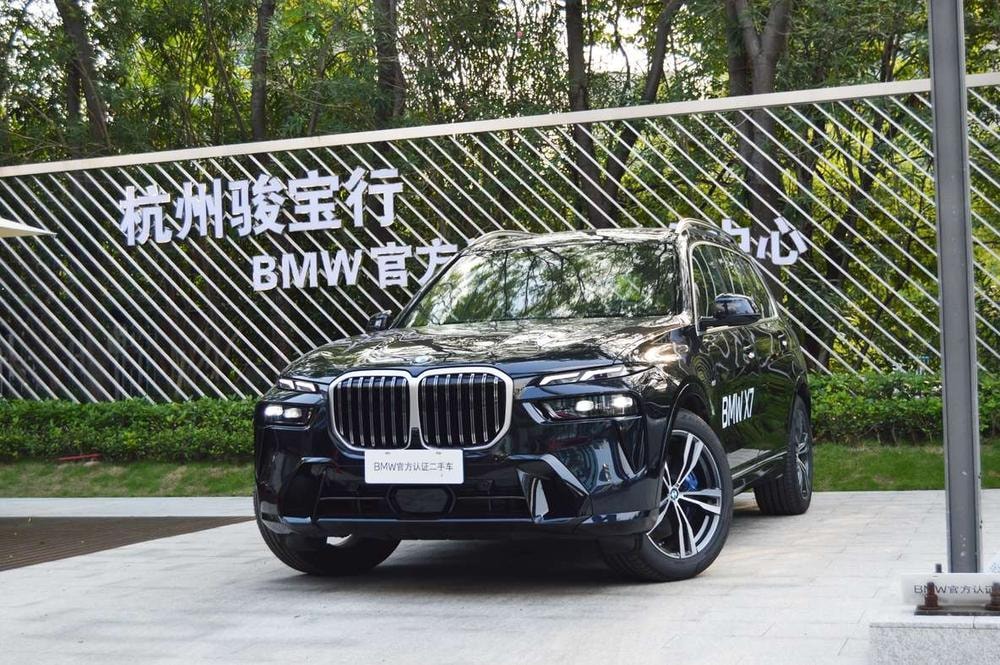 BMW X7 2024 — фото автомобиля