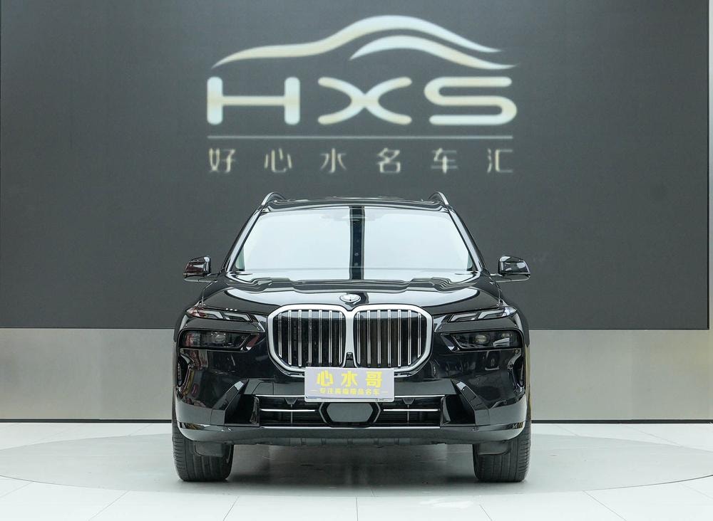 BMW X7 2023 — фото автомобиля