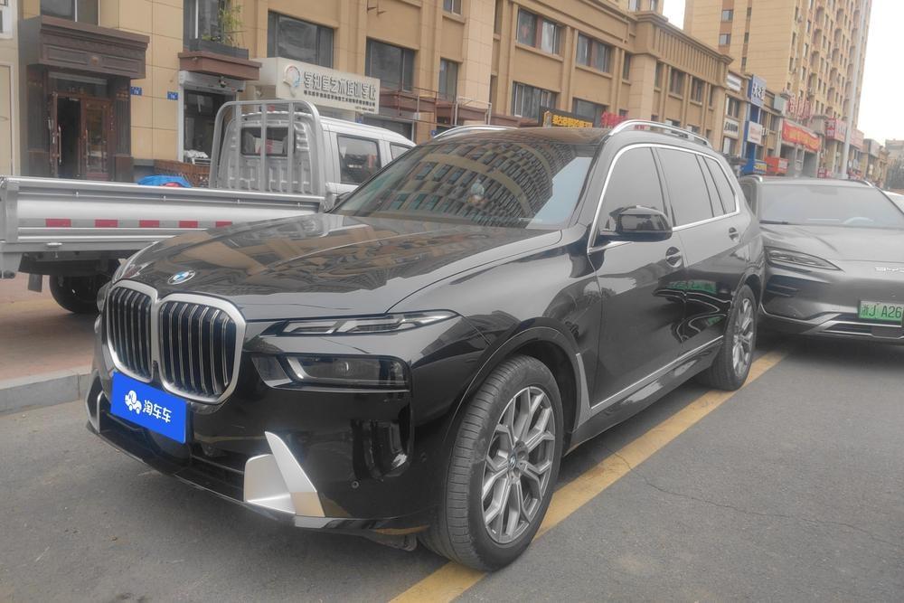 BMW X7 2023 — фото автомобиля