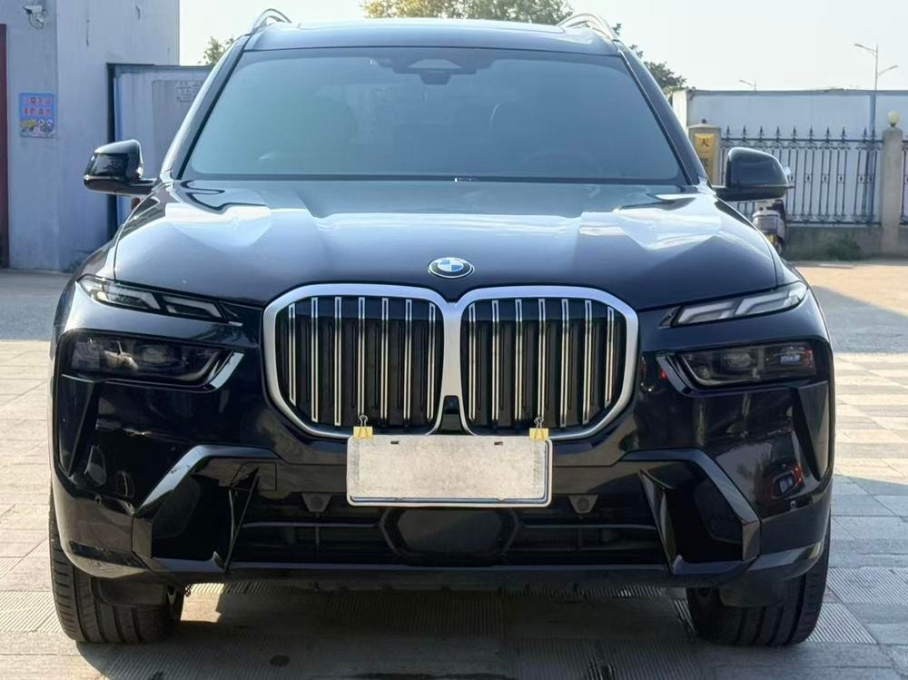 BMW X7 2023 — фото автомобиля 1