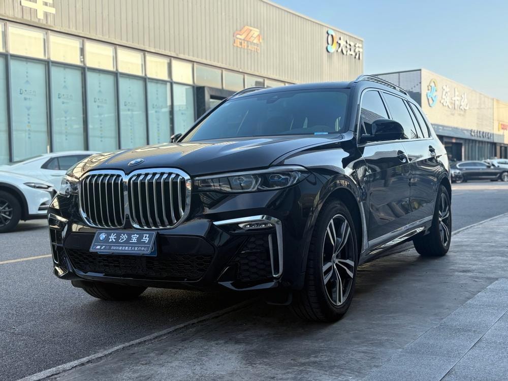 BMW X7 2021 — фото автомобиля 1