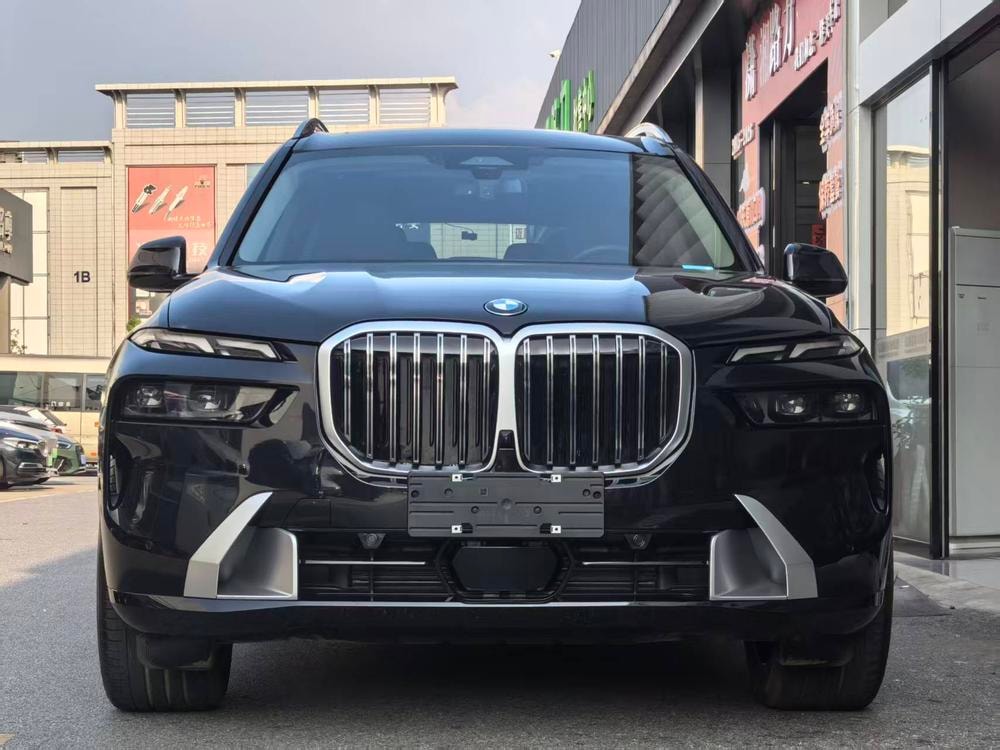 BMW X7 2025 — фото автомобиля 1