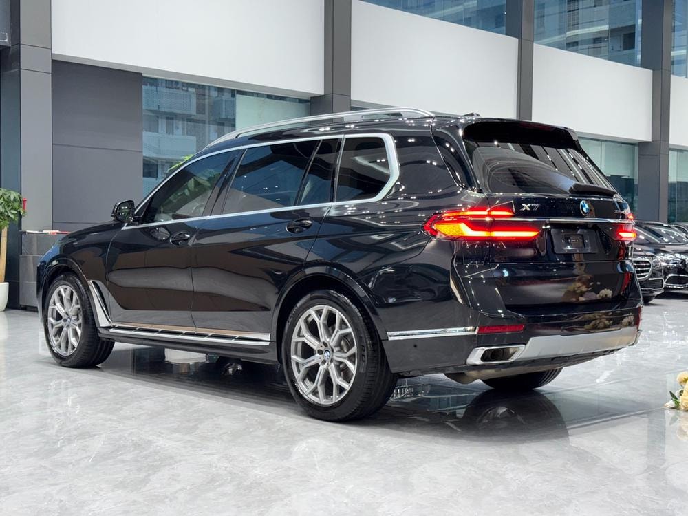 BMW X7 2023 — фото автомобиля