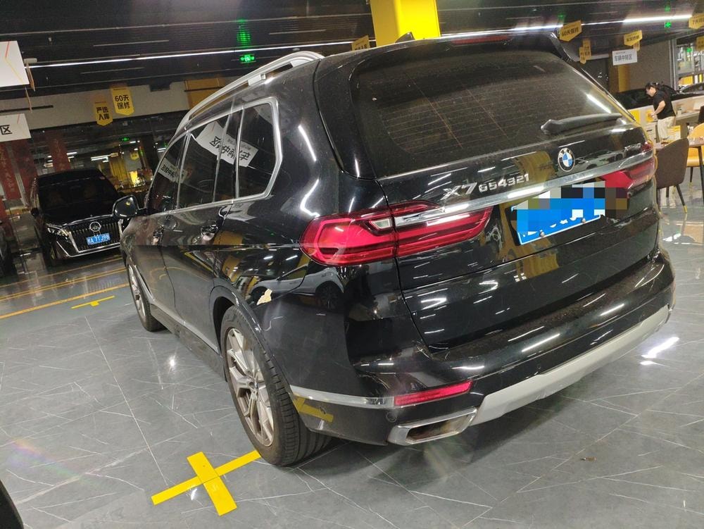 BMW X7 2021 — фото автомобиля