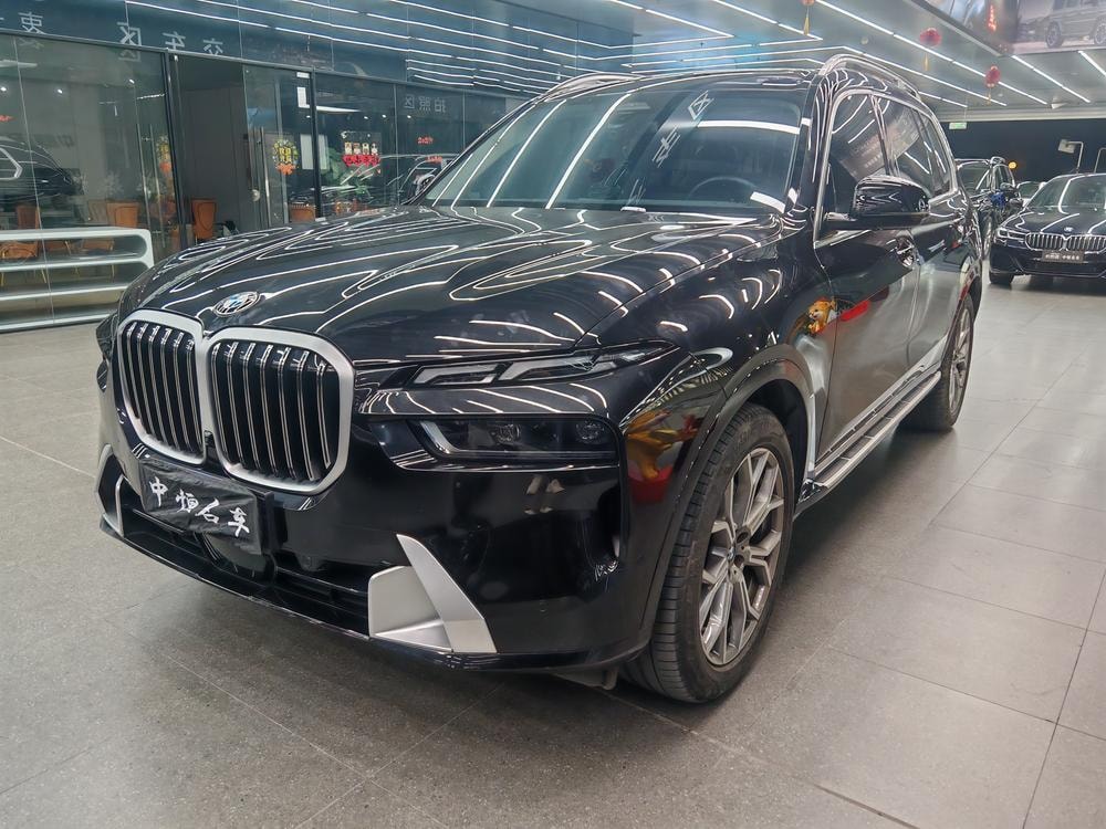 BMW X7 2023 — фото автомобиля 1