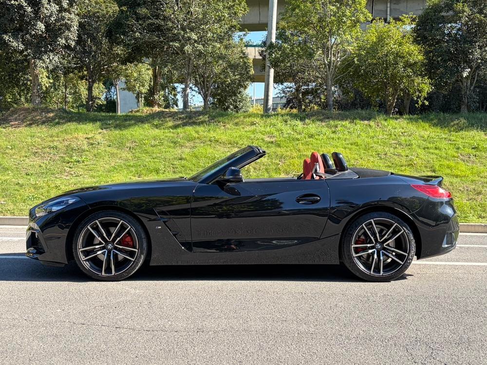 BMW Z4 2023 — фото автомобиля
